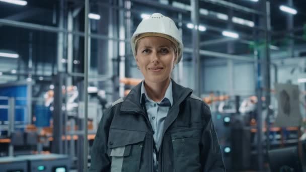 Porträtt av kvinnlig ingenjör i bilfabriken — Stockvideo