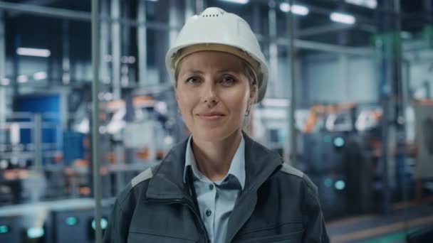 Retrato de la ingeniera femenina en fábrica de automóviles — Vídeos de Stock