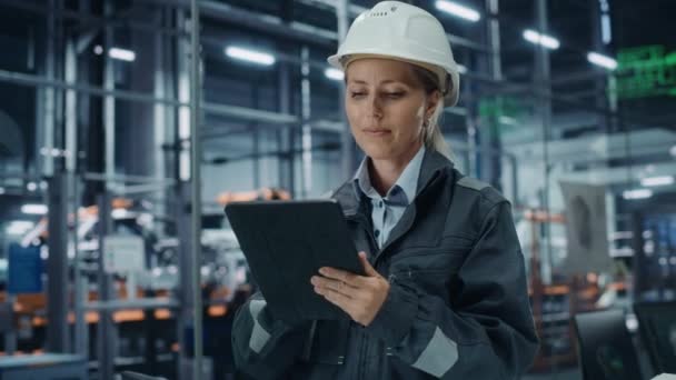 Portrét ženského inženýra pomocí tabletu počítače v továrně na automobily — Stock video