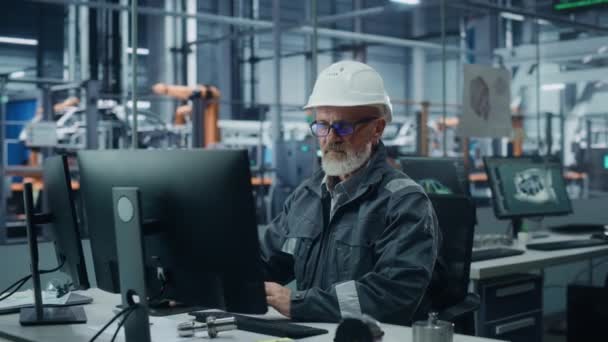 Otomobil Fabrikasında Bilgisayar Mühendisi — Stok video