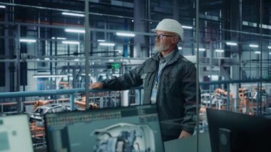 Erkek Mühendis Araba Fabrikasına Bakıyor