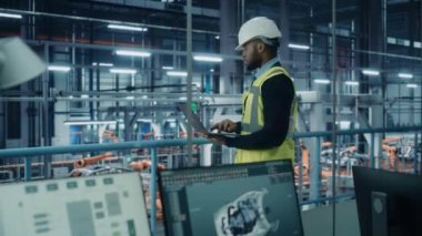 Otomobil Fabrikasında Erkek Mühendis Tablet Bilgisayar Kullanıyor