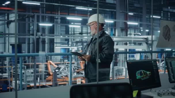 Ingénieur masculin utilisant un ordinateur tablette dans l'usine de voiture — Video