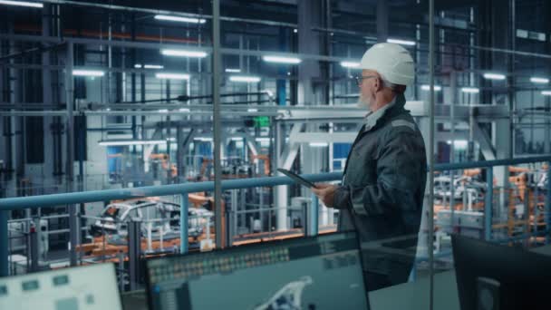 Man ingenieur met behulp van tablet computer in de auto-fabriek — Stockvideo