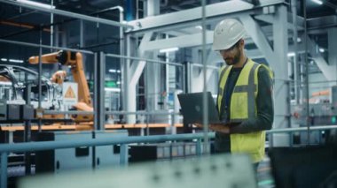 Mühendis araba fabrikasında dizüstü bilgisayar kullan