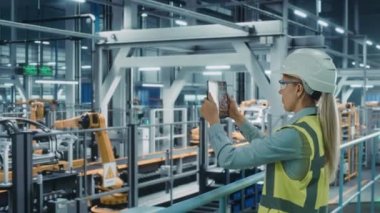 Mühendis araba fabrikasında dizüstü bilgisayar kullan