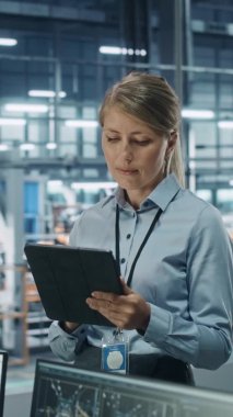 Araba Fabrikası Dikey Ekranında Kadın Mühendis