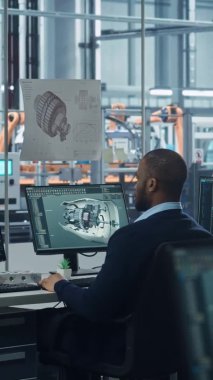 Otomobil Fabrikası Dikey Ekranında Mühendis Kullanıcı Bilgisayarı