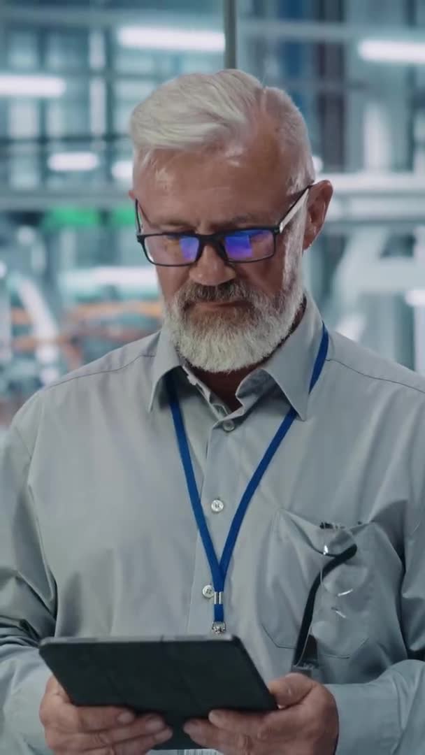 Manlig ingenjör i bilfabrik Vertikal skärm — Stockvideo