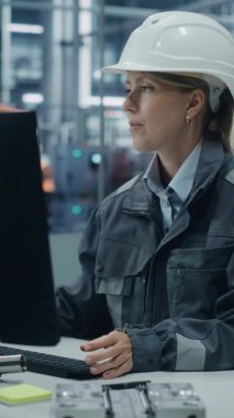 Otomobil Fabrikası Dikey Ekranında Mühendis Kullanıcı Bilgisayarı