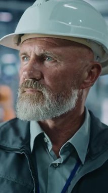 Fabrika Dikey Ekranında Çalışan Mühendis