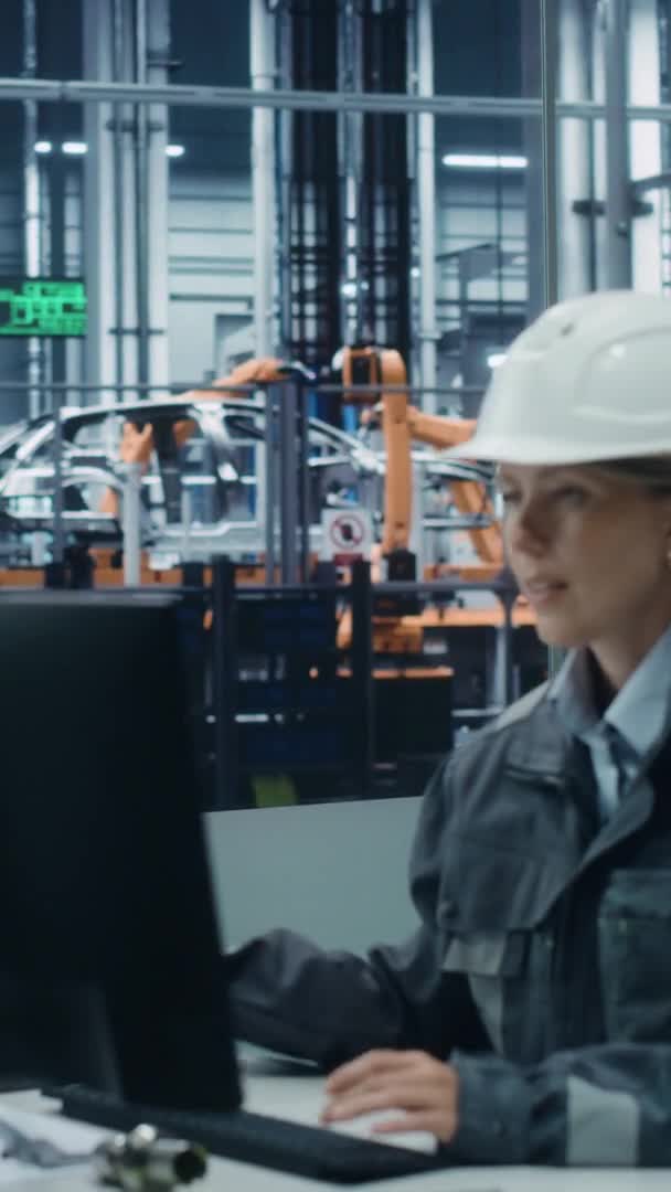 Inženýr UsinComputer v továrně na automobily Svislá obrazovka — Stock video