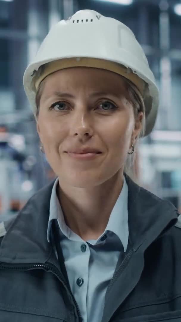 Ženský ženský inženýr Portrét tovární vertikální obrazovka — Stock video