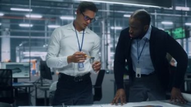 İki Mühendis Elektrikli Araç Motorunun Kavramsal Parçaları üzerinde çalışıyor