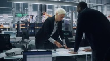 İki Mühendis Elektrikli Araç Motorunun Kavramsal Parçaları üzerinde çalışıyor