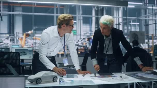 Dos ingenieros trabajando en piezas conceptuales para motor de coche eléctrico — Vídeos de Stock