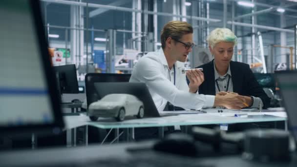 Dos ingenieros trabajando en piezas conceptuales para motor de coche eléctrico — Vídeos de Stock