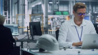 Ekip Mühendisleri Elektrik Otomobili Fabrikasında Ofiste Çalışıyor