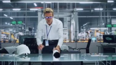 Otomobil Fabrikasında Mühendis Masa 'nın Planını Hazırlıyor