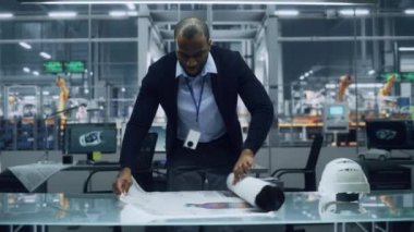 Otomobil Fabrikasında Mühendis Masa 'nın Planını Hazırlıyor