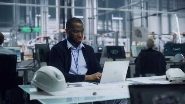 Ingenieur arbeitet in Autofabrik am Laptop — Stockvideo