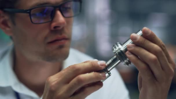 Μηχανικός Εξετάζοντας τα βιομηχανικά μέρη μετάλλων πριν από την παραγωγή — Αρχείο Βίντεο