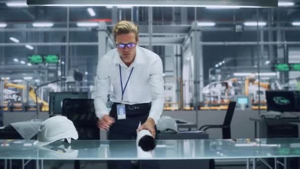 エンジニア｜自動車工場の表にブループリントを展開 — ストック動画