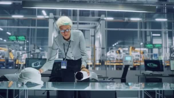 Inženýr rozložení plánu na stůl v továrně na automobily — Stock video