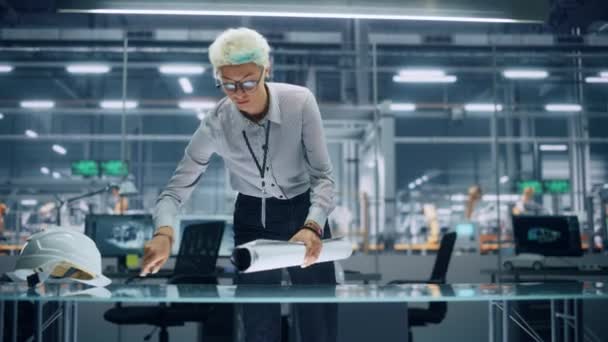 Ingenieur Rolling Out Blauwdruk op tafel bij Car Factory — Stockvideo
