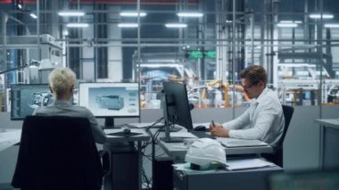 Ekip Mühendisleri Elektrik Otomobili Fabrikasında Ofiste Çalışıyor