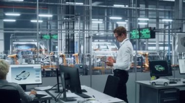 Araba fabrikasında Tablet Bilgisayar üzerinde çalışan bir mühendis.