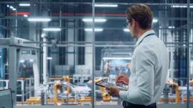 Araba fabrikasında Tablet Bilgisayar üzerinde çalışan bir mühendis.