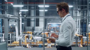 Araba fabrikasında Tablet Bilgisayar üzerinde çalışan bir mühendis.