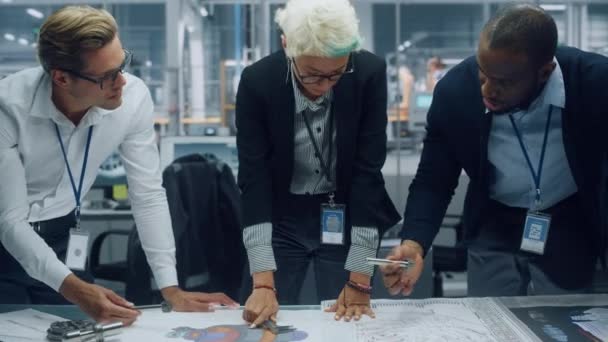 Ingenieros de equipo que trabajan en la oficina en la fábrica de ensamblaje de coches eléctricos — Vídeo de stock