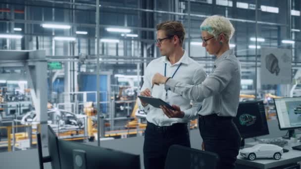 Dois funcionários conversando na agência de engenharia na fábrica de carros — Vídeo de Stock