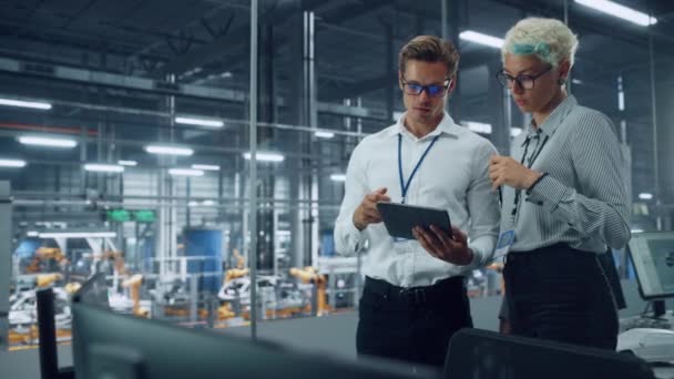 Dwóch pracowników rozmawiających w Agencji Inżynierii w fabryce samochodów — Wideo stockowe