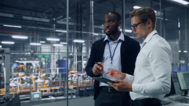 Dwóch pracowników rozmawiających w Agencji Inżynierii w fabryce samochodów — Wideo stockowe