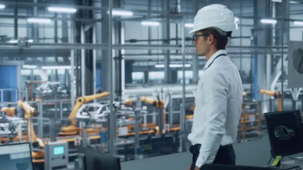 工場における男性技術者の肖像 — ストック動画