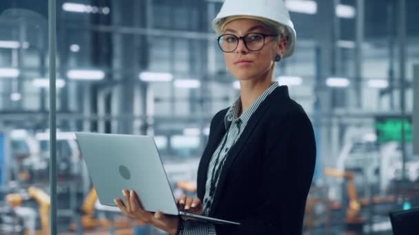 Ritratto di ingegnere donna che lavora al computer portatile presso la fabbrica di automobili — Video Stock