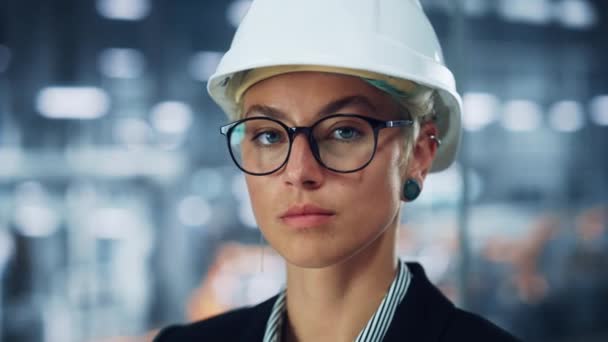 Portret kobiety inżyniera w fabryce — Wideo stockowe