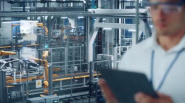 Araba fabrikasında Tablet Bilgisayar üzerinde çalışan bir mühendis.