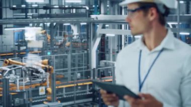 Araba fabrikasında Tablet Bilgisayar üzerinde çalışan bir mühendis.