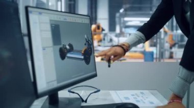 İki Mühendis Masaüstü Bilgisayarında Elektrikli Araba Tasarımı Üzerinde Çalışıyor