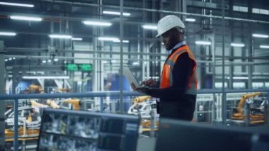 Laptop ve Otomobil Fabrikası Hattı Operatörü Ofiste Çalışıyor