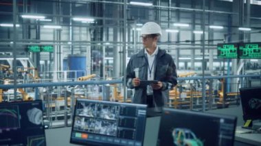 Araba fabrikasında Tablet Bilgisayar üzerinde çalışan bir mühendis.