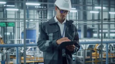 Araba fabrikasında Tablet Bilgisayar üzerinde çalışan bir mühendis.