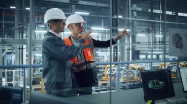 Otomotiv Fabrikasında Tablet Bilgisayar üzerinde çalışan iki mühendis