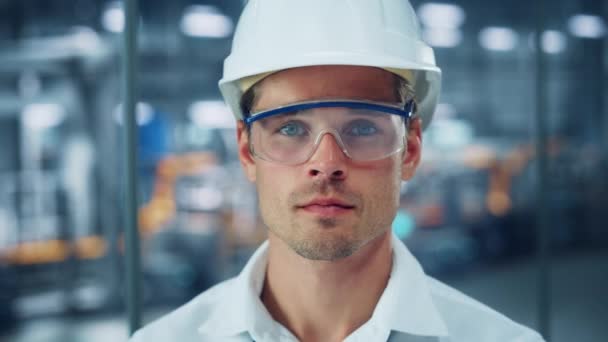 Πορτρέτο του αρσενικού μηχανικού στο εργοστάσιο — Αρχείο Βίντεο