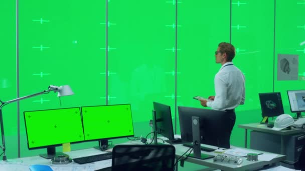 Инженер в офисе с зеленым экраном — стоковое видео
