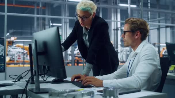 Dva inženýři pracující na návrhu elektromobilu na stolním počítači — Stock video